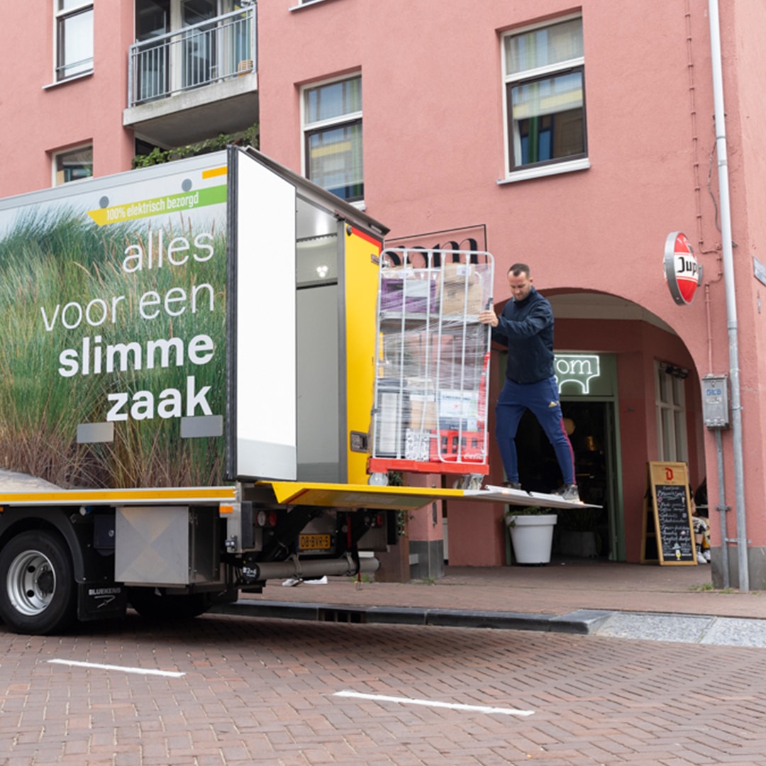 Vrachtwagen VHC Jongens in Amsterdam uitladen