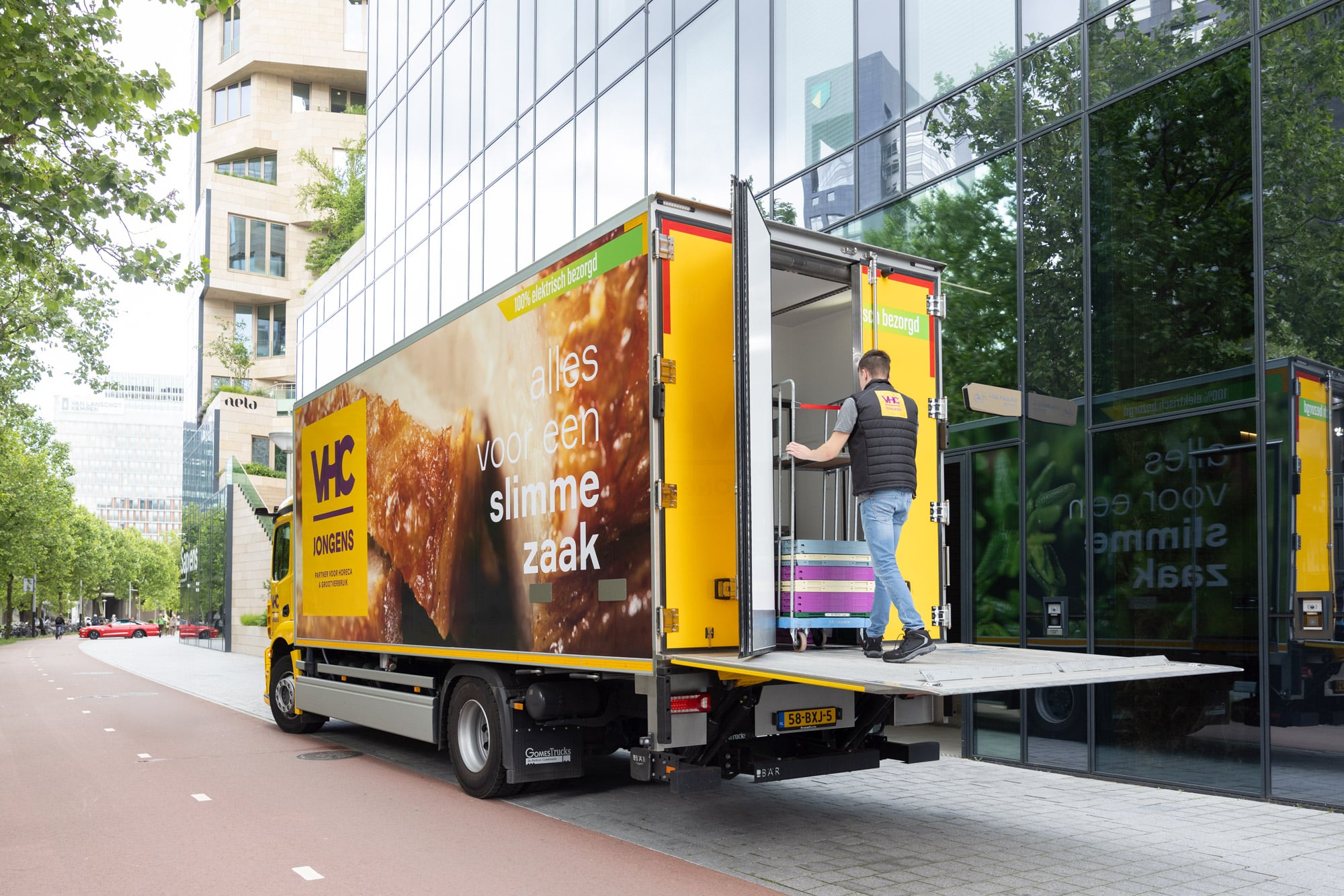 VHC Jongens vrachtwagen wordt gelost deur een bezorger