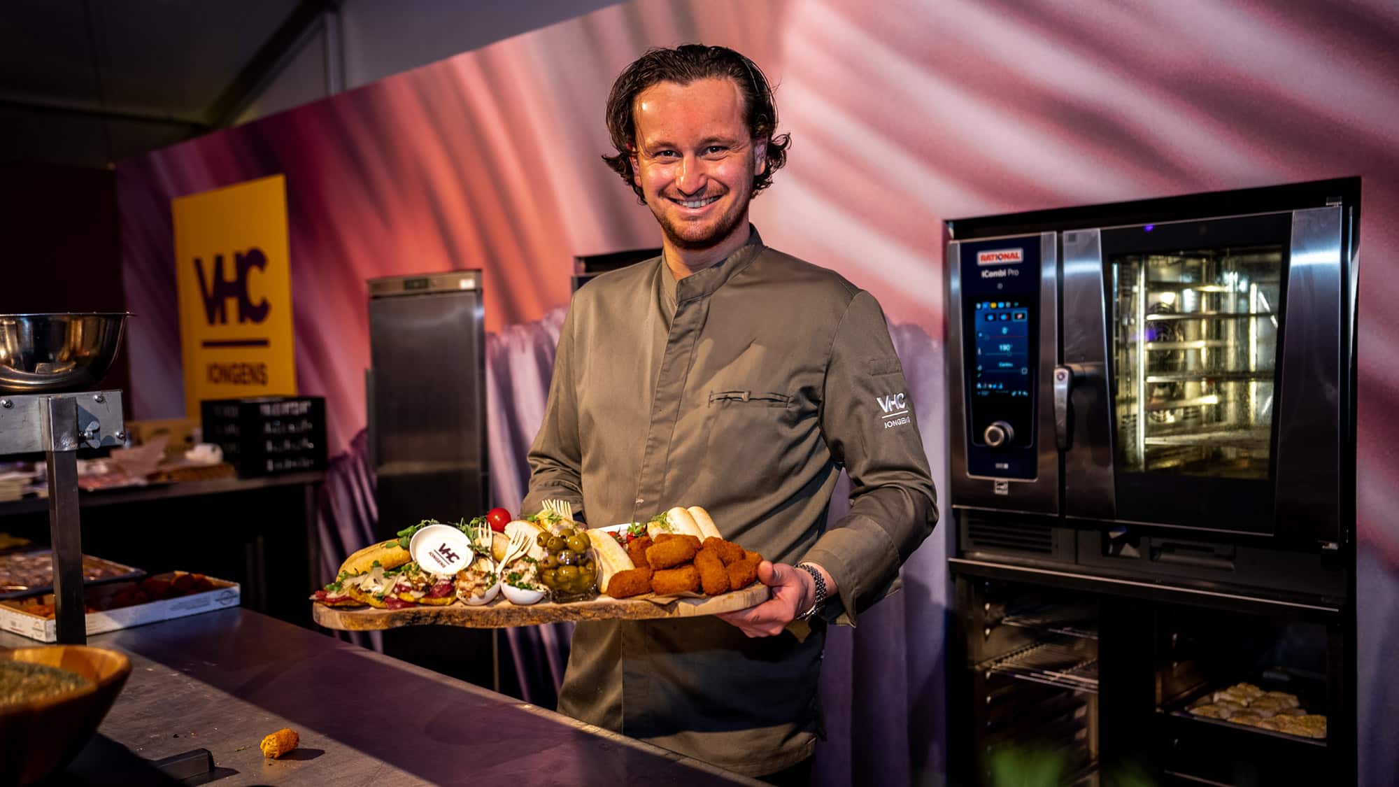 Noord-Hollandse Horecabeurs 2023 VHC Jongens kok serveert luxe borrelplank