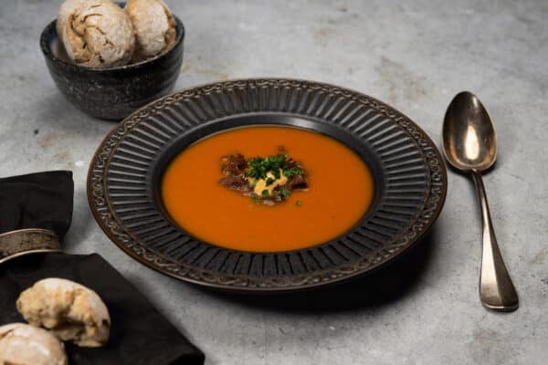 Chefs Gemak - Geroosterde paprika soep met saffraan rouille, gestoofde kalfswang en peterselie