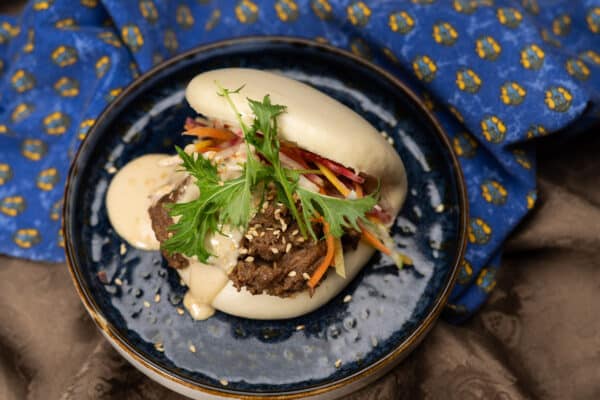 Chefs Gemak - Gua pao met runder rendang, Japanse sesam dressing, rauwkost en geroosterde sesamzaad