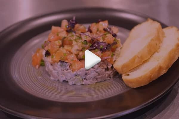 Recept video geplukte kalfssukade met een frisse tomatensalade en toast van pitabrood