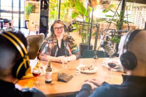 Jeannine tijdens de podcast aflevering in gesprek met Rik van Diepen en Emiel Oosting van VHC Jongens en VHC ActiFood.