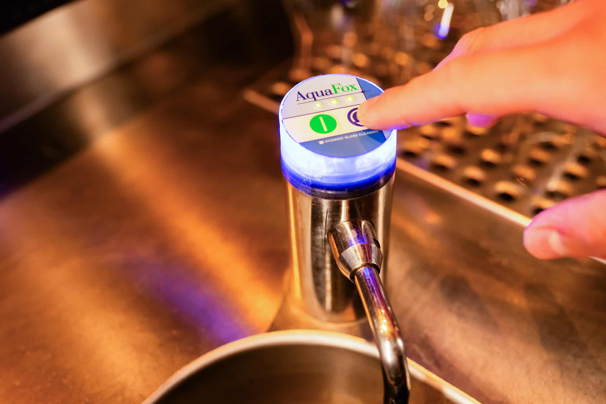 Bespaar water en geld met de AquaFox dispenser: automatische water- en zeeptoevoer die 70% minder water verbruikt. Beschikbaar bij VHC Jongens